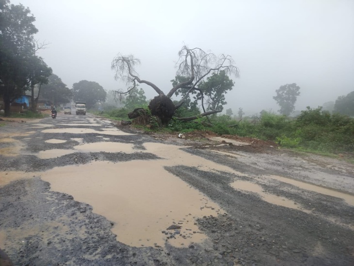 नेशनल हाईवे 343 पूरी तरह से गड्ढों में तब्दील