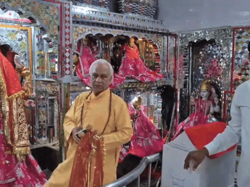 पुजारी की शिकायत पर रामगंज थाना पुलिस ने सीसीटीवी के आधार पर जांच शुरू कर दी है।