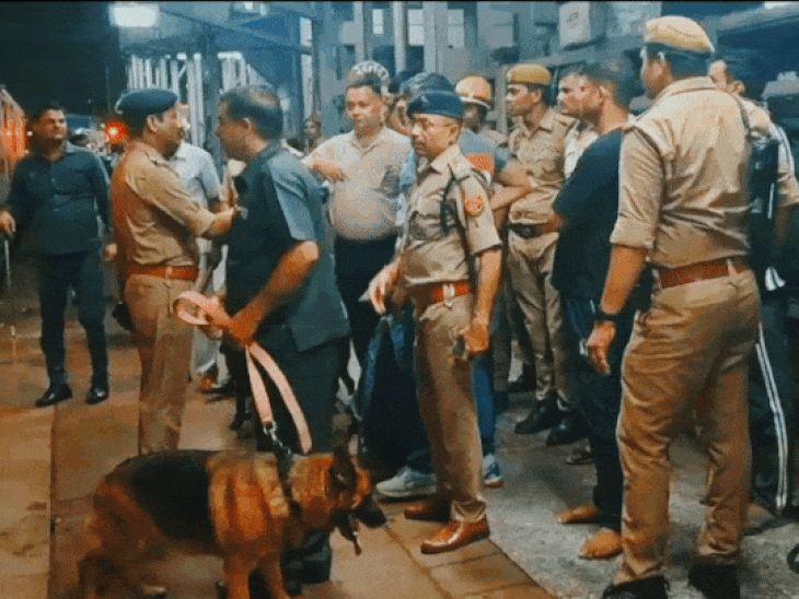 ट्रेन जैसे ही प्लेटफॉर्म पर रुकी पुलिस और जीआरपी ने कोच खाली करवाए।