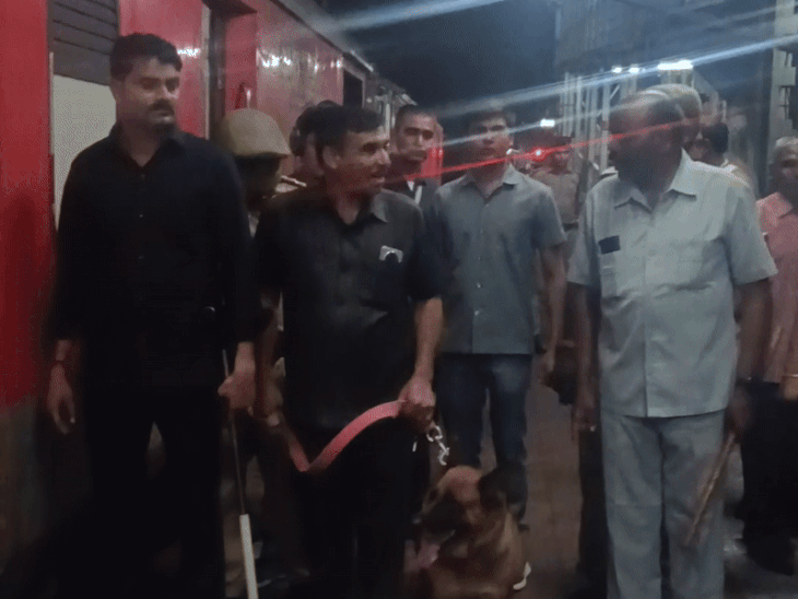 डॉग स्क्वायड ने मौके पर पहुंच कर चलाया सर्च ऑपरेशन