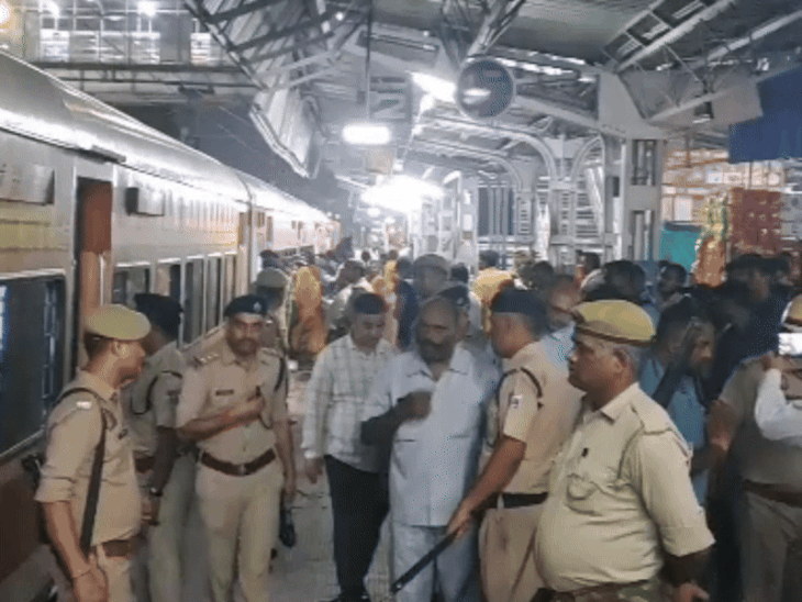 सुरक्षा बलों ने ट्रेन को घेर लिया।