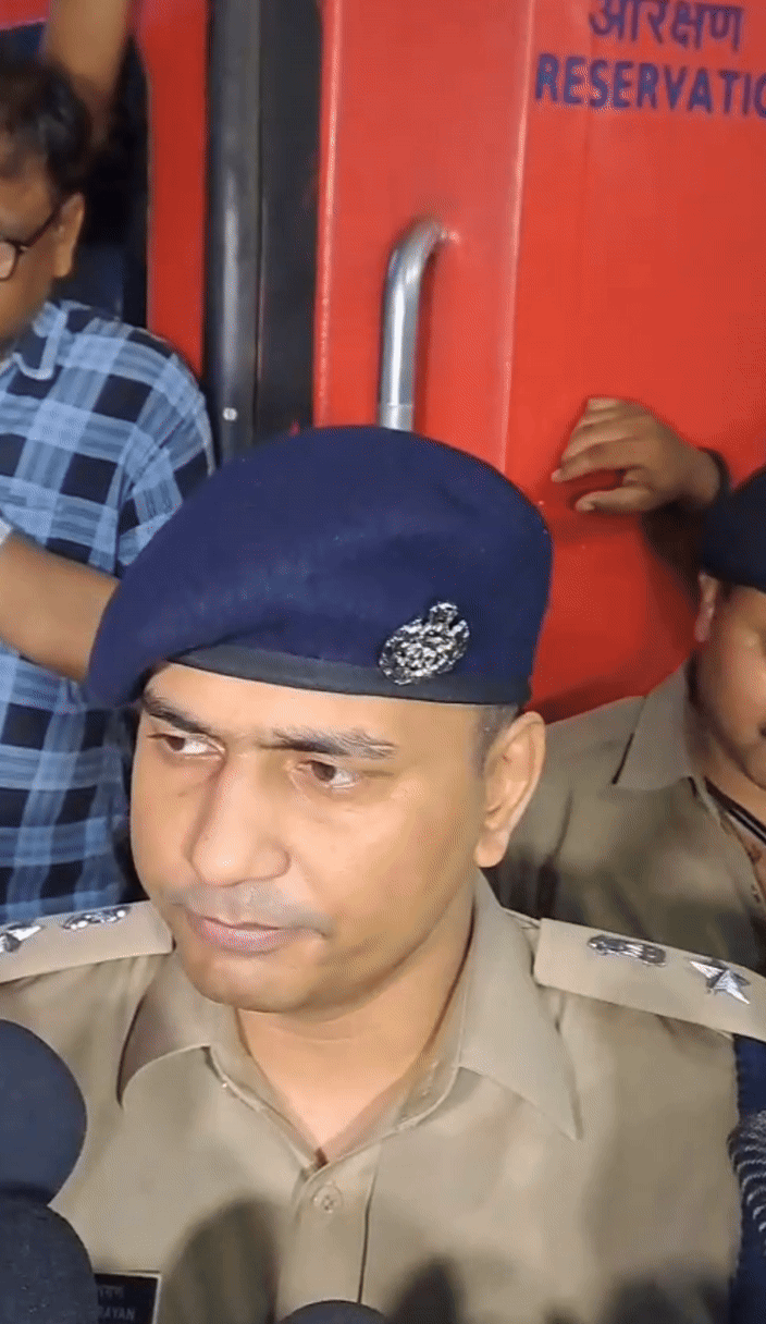 घटना की जानकारी साझा करते आरपीएफ कमांडेंट विवेकानंद नारायण।