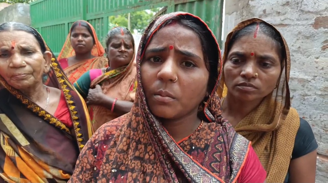 महिलाओं ने बताई अपनी समस्याएं।