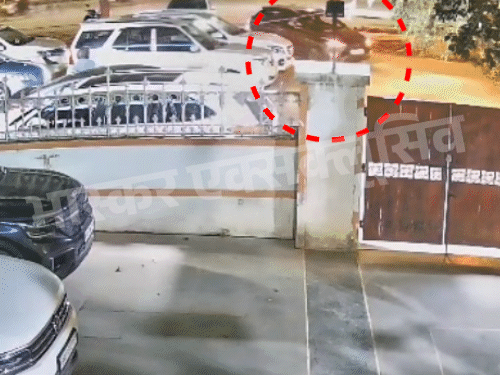 Gopal Khemka's car coming to the gate of Kataruka apartment.