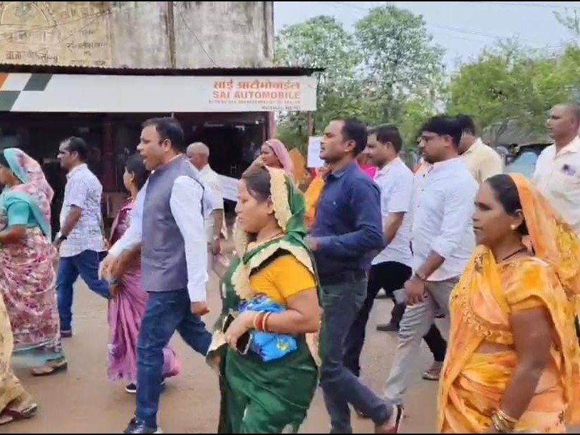 स्कूल पर कार्रवाई के खिलाफ साहू समाज ने प्रदर्शन किया था।