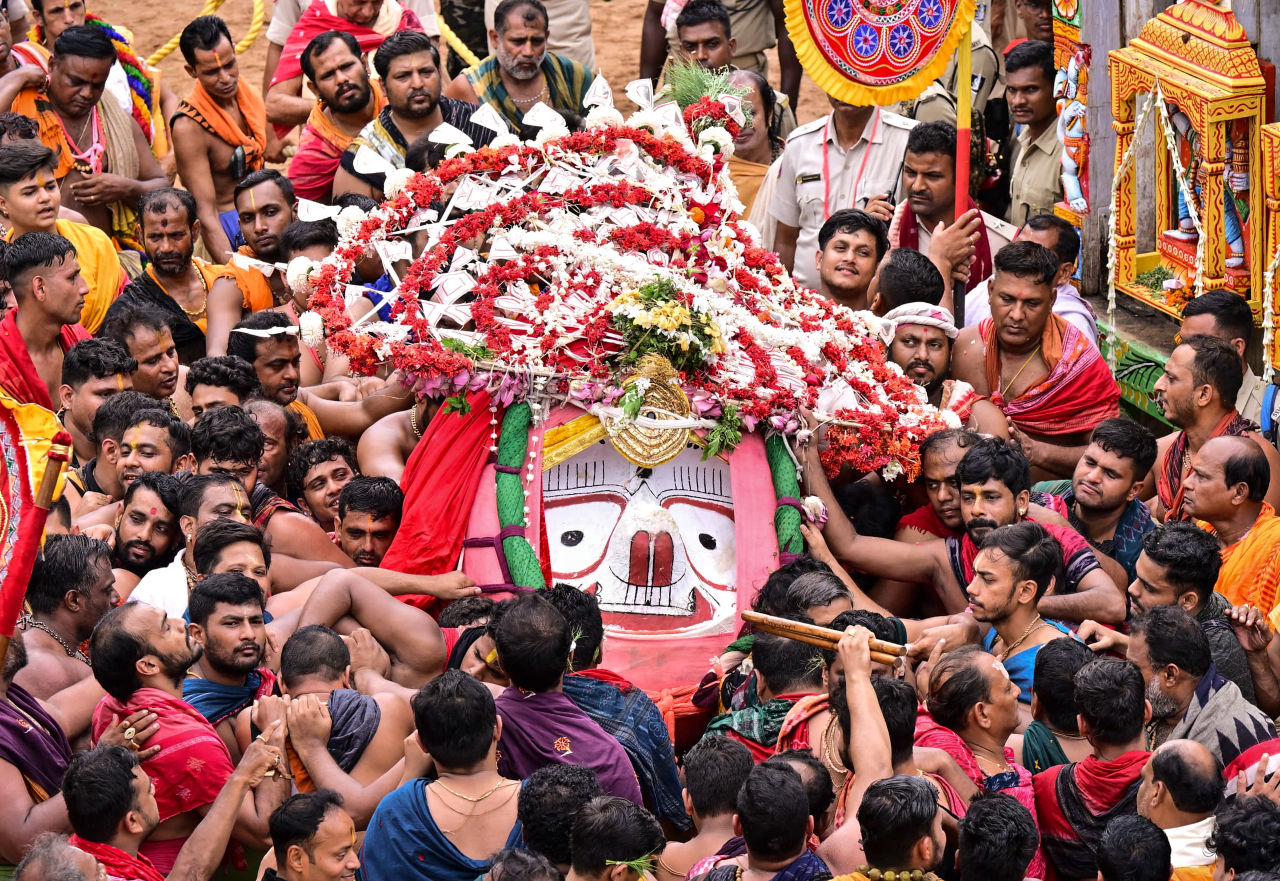 भगवान बलभद्र को रथ पर ले जाते हुए भक्त
