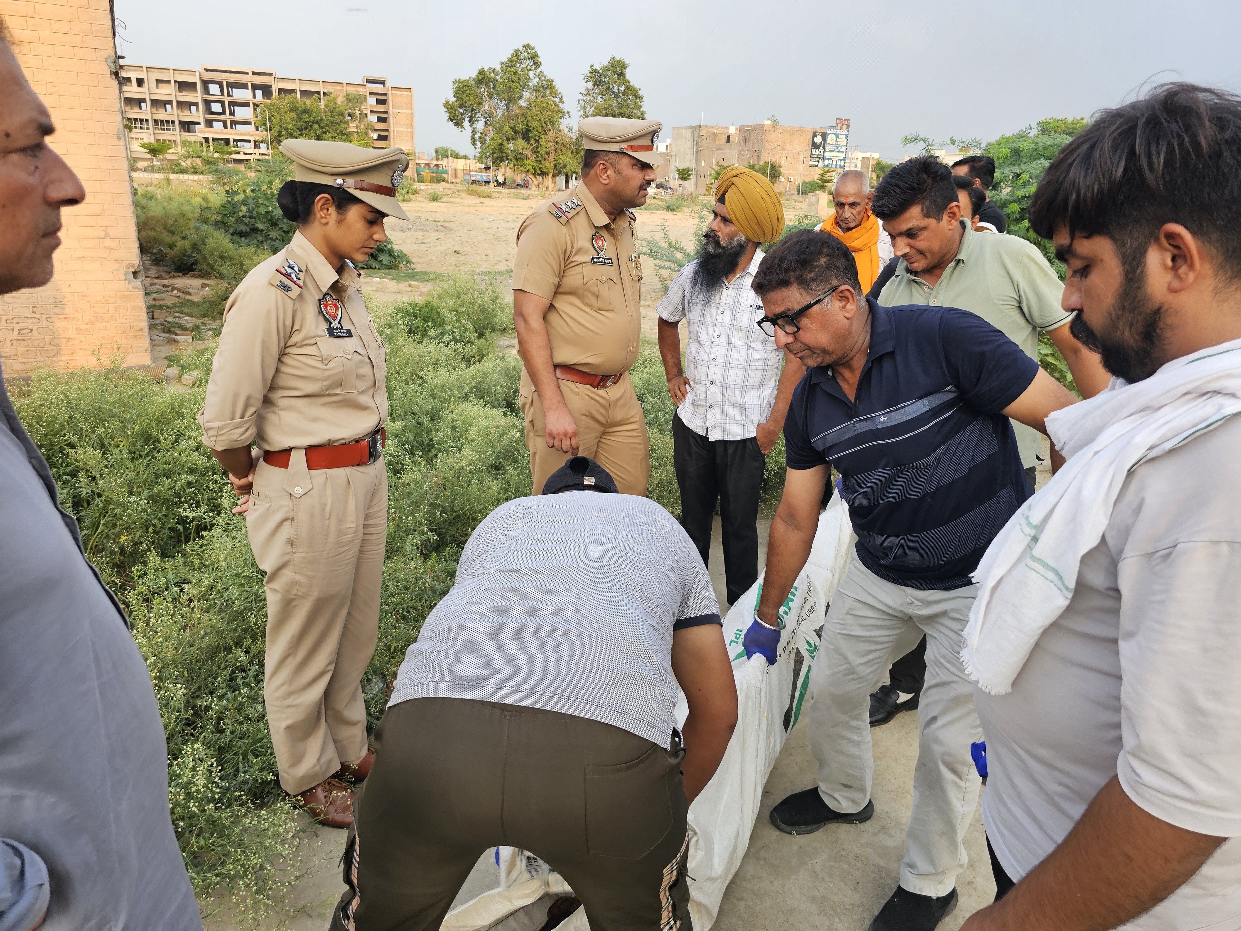 लाइब्रेरी के पीछे झाड़ियों में शव पड़ा दिखा।