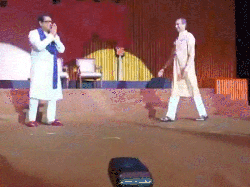 राज-उद्धव मंच पर आते ही उद्धव और राज ठाकरे एक दूसरे से गले मिले।