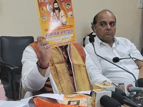 For the first time, a grand event of historic Sanatan Maha Kumbh was  organized in Patna, | सनातन महाकुंभ में शामिल होंगे धीरेंद्र शास्त्री: 3  राज्यों के CM हो सकते हैं शामिल;