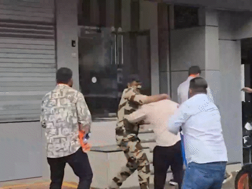 ऑफिस पर पथराव की घटना के बाद केडिया ने अपने बयान पर माफी मांगी। - Dainik Bhaskar