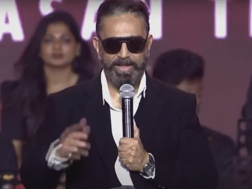 'ठग लाईफ'च्या ऑडिओ लाँच कार्यक्रमादरम्यान हासनने कन्नड अभिनेता शिवा राजकुमार यांच्याकडे बोट दाखवत एक वादग्रस्त विधान केले होते.