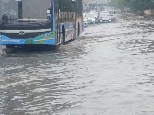 दिल्ली के कई इलाकों तेज बारिश के बाद सड़कों पर पानी भर गया।