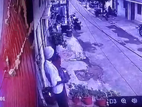 ग्राहक के आने से पहले दूधिया दूध से भरे डिब्बे में थूक देता है।