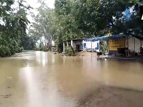 मध्यप्रदेश के मंडला में शुक्रवार को तेज बारिश के कारण सड़कें पानी में डूब गई।