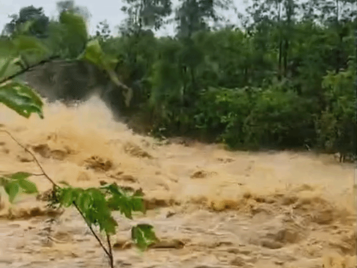 डैम टूटने से स्टॉपडैम का पानी उफान पर है।