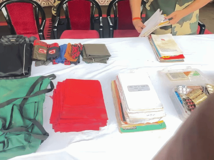 बीएसएफ जवानों ने अबूझमाड़ के मींदी गांव में नक्सलियों के पास से नक्सली सामग्री और हथियार बरामद किए हैं।