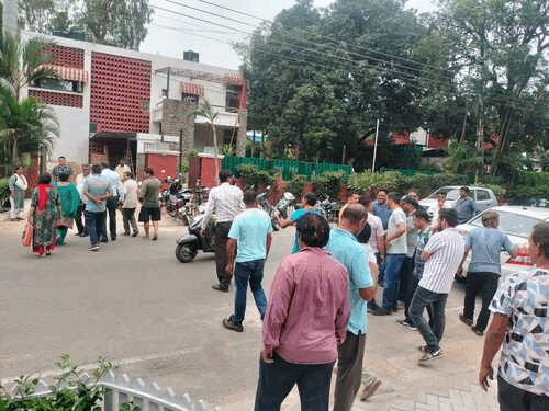 चंडीगढ़ में मंत्री अरविंद शर्मा की कोठी का घेराव करने पहुंचे कर्मचारी। - Dainik Bhaskar