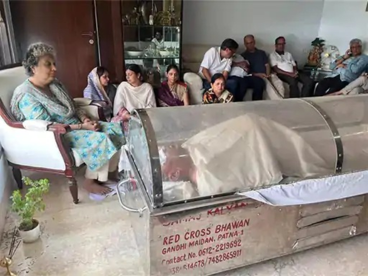 The body of Gopal Khemka was kept for the last darshan in the house.