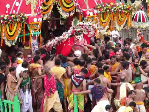 सुबह गुंडिचा मंदिर से भगवान के विग्रह लाकर रथों पर बैठाए गए। - Dainik Bhaskar