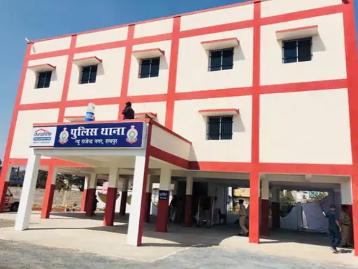 तस्वीर रायपुर के राजेंद्र नगर थाने की है। यहां की पुलिस धोखाधड़ी के मामले की तफ्तीश कर रही है।