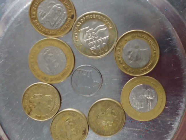 बुजुर्ग सरोज दुबे के पास पुराने 1, 2, 5 और दस रुपए के सिक्के व नोट थे।