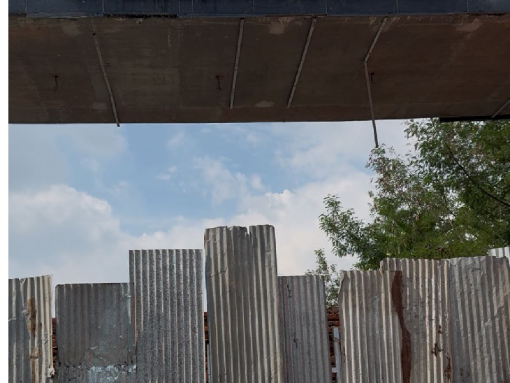 सेंटर के गेट पर लगी टीन शेड भी जल्द हटेगी।