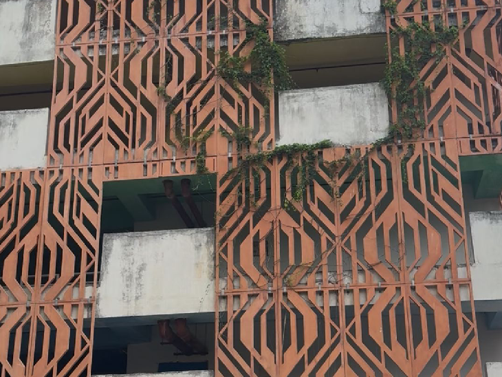 JPNIC में 6 फ्लोर की पार्किंग बनी है। इसमें 600 गाड़ियां खड़ी हो सकती हैं।