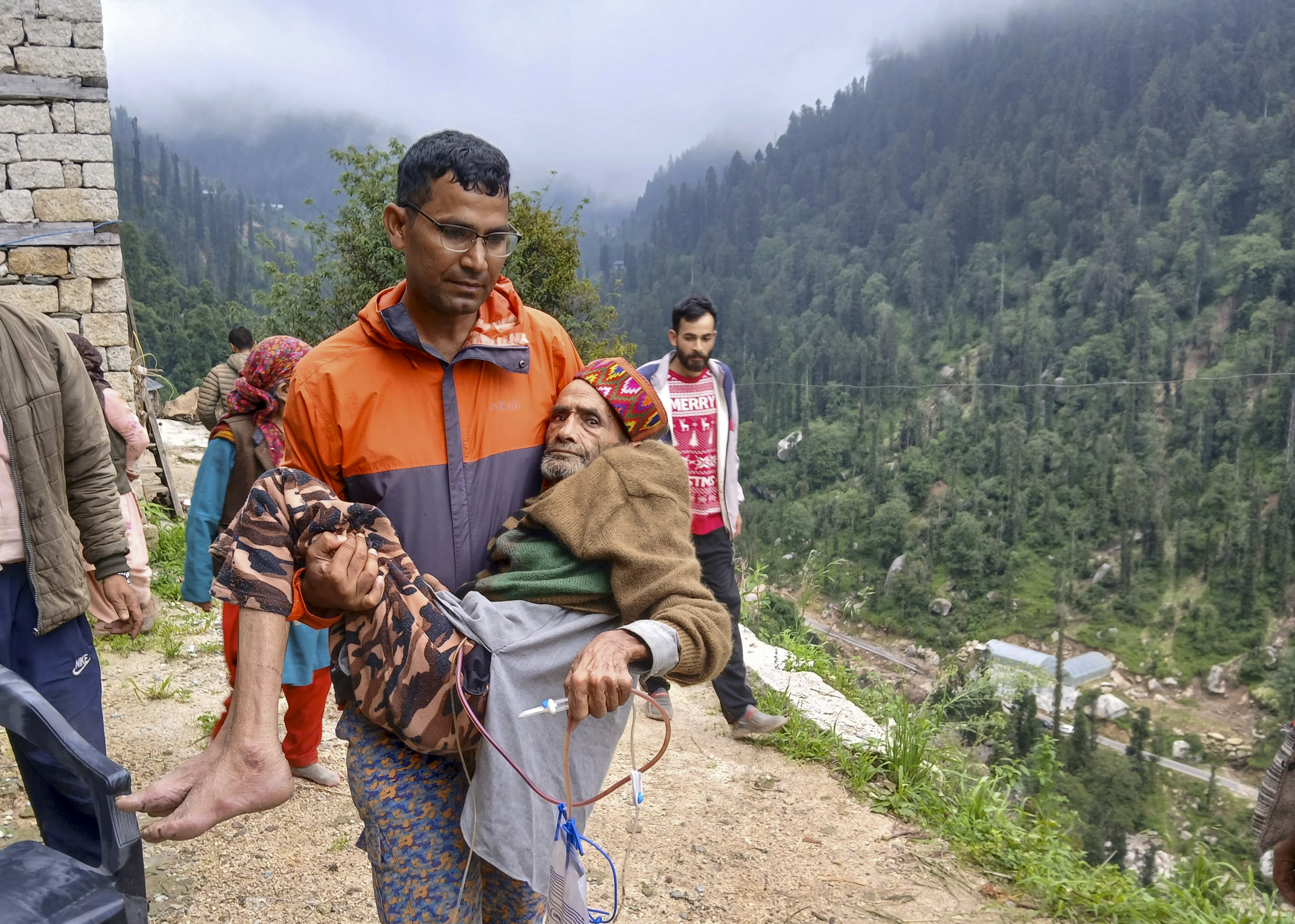 हिमाचल के थुनाग में बादल फटने की घटना के बाद से रेस्क्यू जारी है।