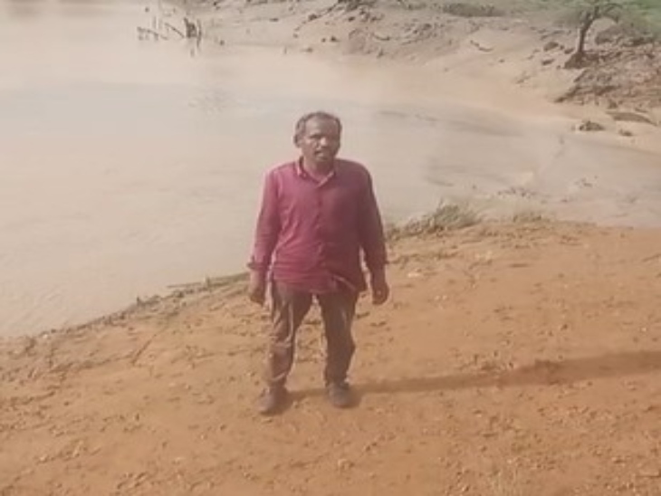 बड़मार क्षेत्र में 20 साल पुरानी पुलिया बह गई।