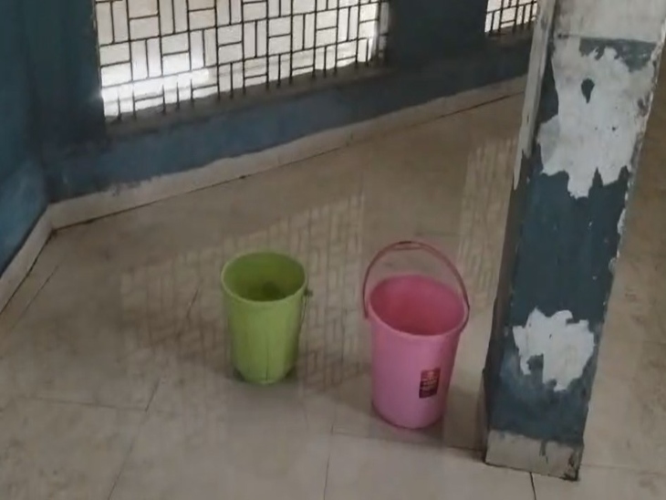 स्कूल के क्लास रूम में बाल्टी रखी गई है।