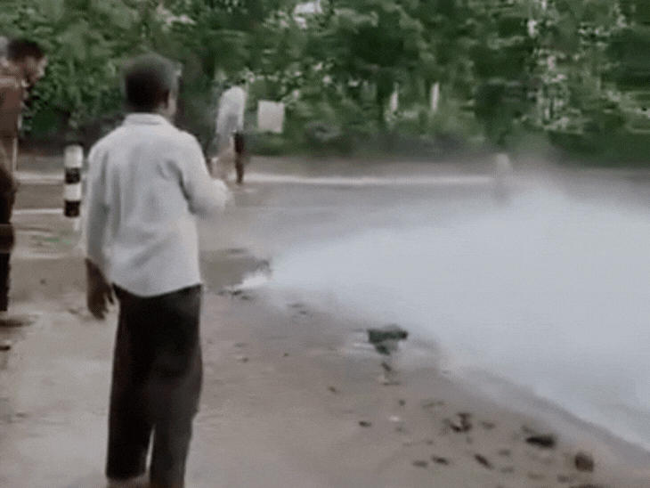 रायपुर में करीब 30 से 45 मिनट तक पानी यू ही सड़क पर बहता रहा।