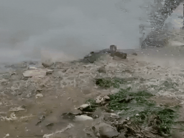 पाइप लाइन फटने से लाखों लीटर पानी बर्बाद हो गया है।