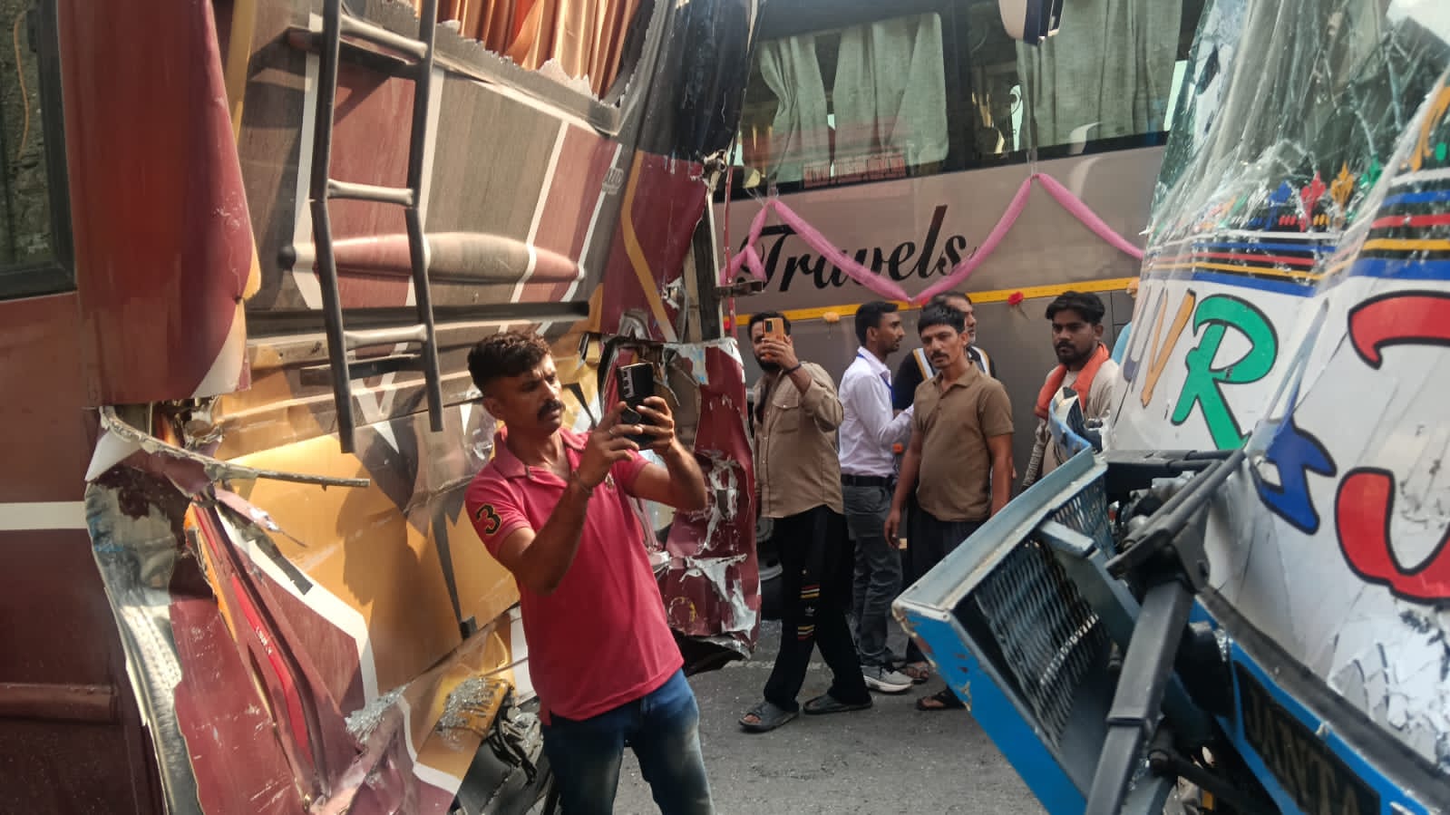 दूसरी बसों के यात्रियों ने क्षतिग्रस्त बसों के यात्रियों की मदद की, कुछ ने तस्वीरें लीं।