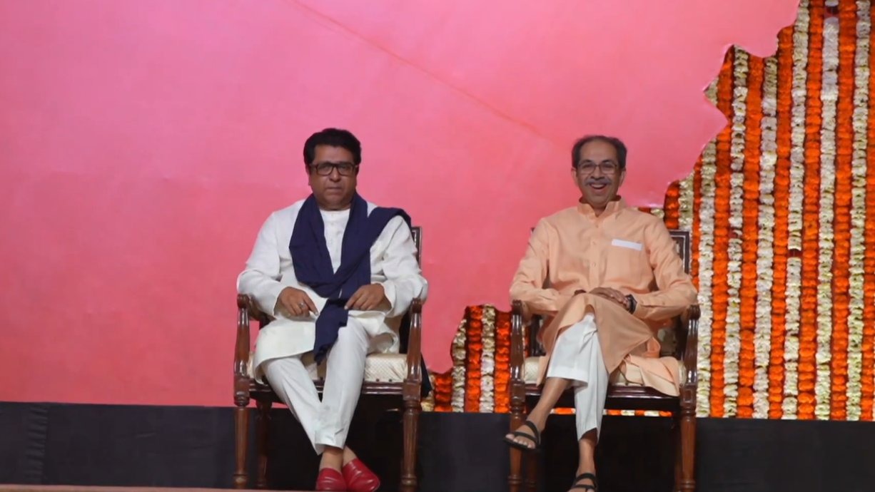 कार्यक्रम के दौरान उद्धव और राज ठाकरे एक साथ मंच पर साथ बैठे नजर आए। मंच पर सिर्फ दो ही कुर्सियां लगाई गई थी।