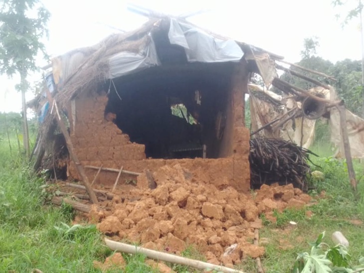 हाथी पहुंचे तो लोगों ने भागकर बचाई जान