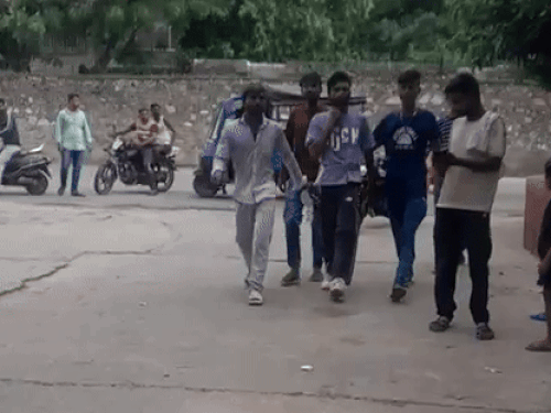 चोर को कपड़े से बांधकर अलवर गेट थाने लेकर पहुंचे और पुलिस के हवाले किया।