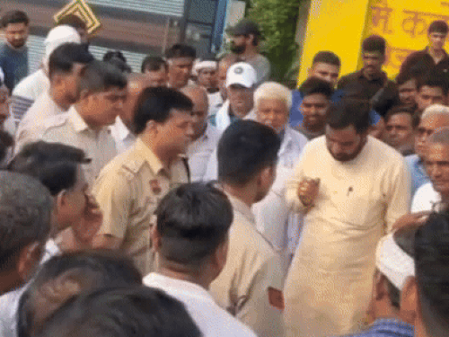 गांव गोद बलाहां में रोष जताते हुए ग्रामीण तथा बात सुनते पुलिसकर्मी - Dainik Bhaskar