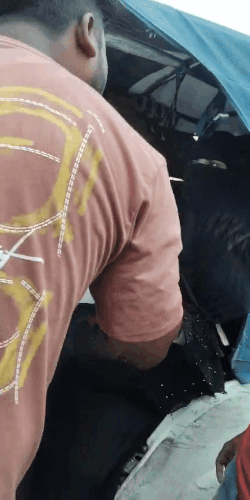 ई-रिक्शा पर बैठी युवती से छेड़छाड़ करते युवक।