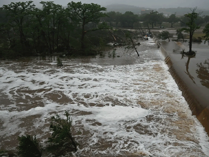 On Friday, many areas were submerged due to floods in the Guadalup river of Texas. - Dainik Bhaskar