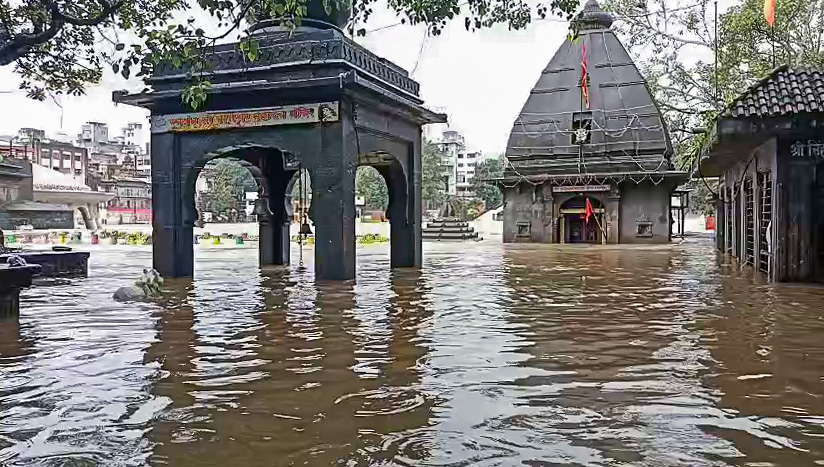 नासिक में पंचवटी घाट के कई मंदिर 4-5 फीट तक पानी में हैं।