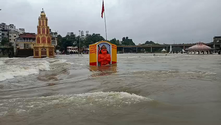 नासिक में गोदावरी नदी का जलस्तर लगातार बढ़ रहा है। यहां कई मंदिर डूबे हैं।
