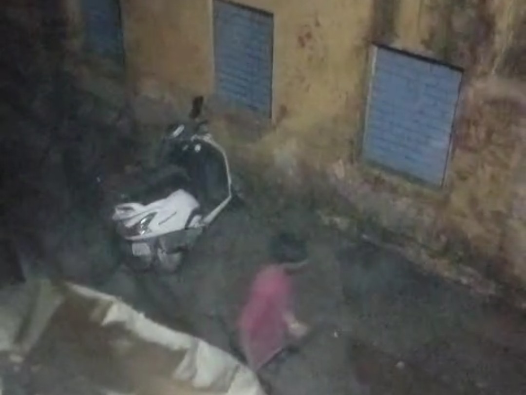 हमला करने के बाद भागता युवक।