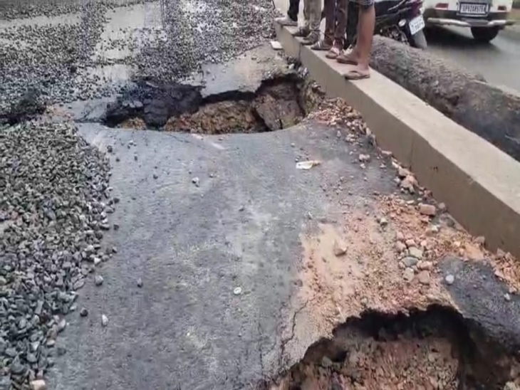 Chetakpuri Road collapsed repeatedly, investigation team arrived from Bhopal | बार-बार धंसकी 'चेतकपुरी-महल रोड', भोपाल से पहुंचा जांच दल: ग्वालियर में सड़क देखकर बोले- पानी ...