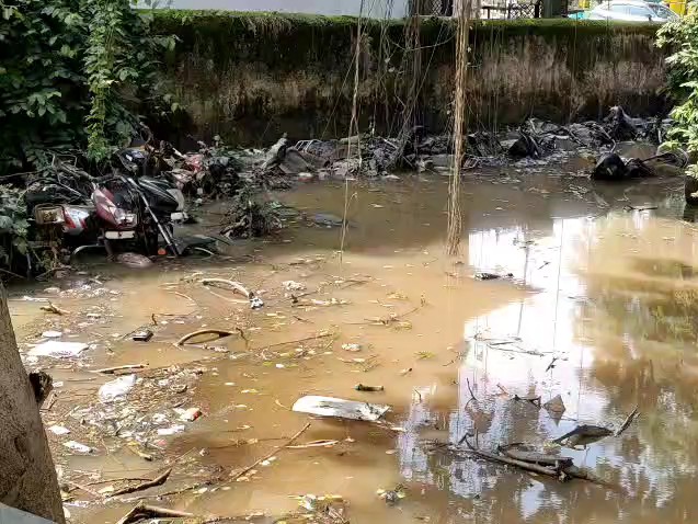बताया कि नालियों की सफाई न होने से ये स्थिति बनी है।