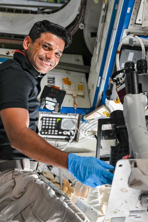 Shubhanshu also showed the scene of the space station to the family members.