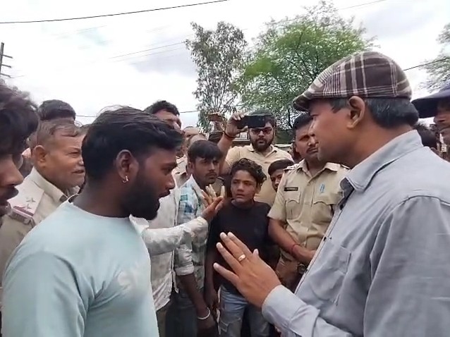 ग्रामीणों को समझाइश देते पोहरी एसडीएम।