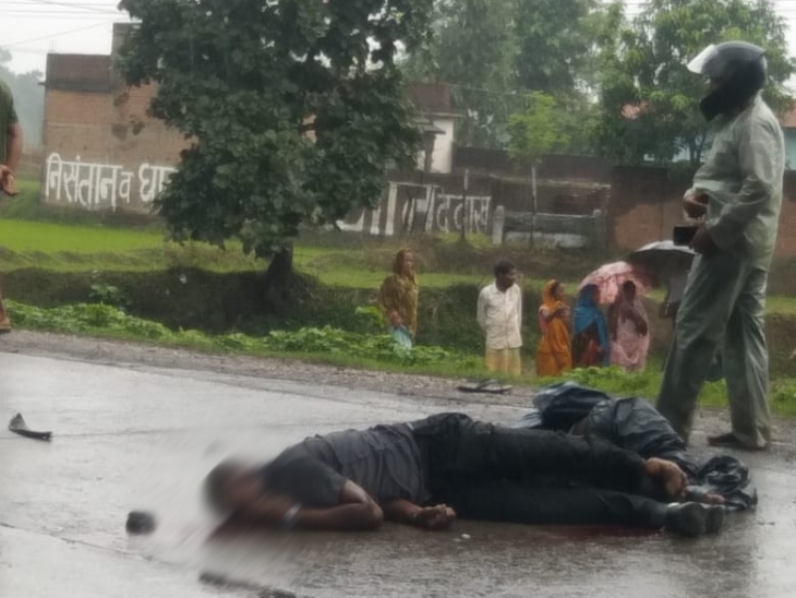 हादसे के बाद सड़क पर बाइक सवार का शव