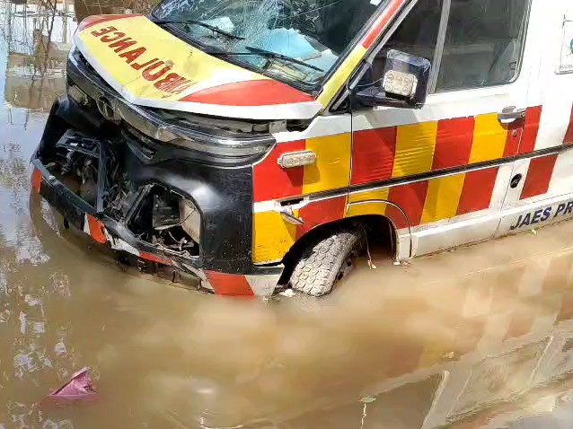 एंबुलेंस का तो पूरा पहिया ही पानी में डूब गया।