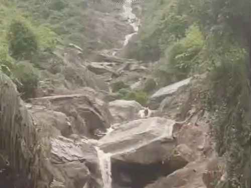 मंडी की चौहारघाटी सिल्हबुधानी के कोरतंग के नाले में रात ढाई बजे बादल फटा। मगर आज सुबह पानी का लेवल कम हो गया।