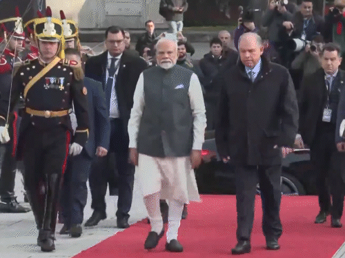 PM Modi paid tribute to San Martin in the capital Buenos Aires along with Argentina Foreign Minister Gerardo Worthin. - Dainik Bhaskar